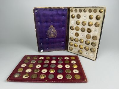 Ensemble de boutons armoriés monogrammés ou à motif héraldiq…