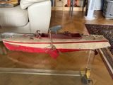 un bateau en bois posé sur une table en verre dans un salon