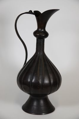 AIGUIERE en bronze à patine brune ciselée et martelée au col…