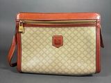 un sac à main beige et marron avec une bandoulière marron