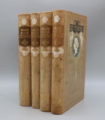 trois livres sont empilés sur une surface blanche