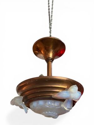 une lampe suspendue au plafond de la pièce