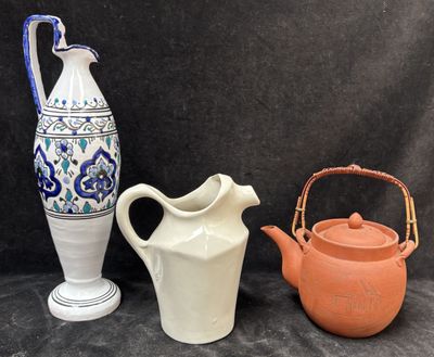 deux vases et une théière posés les uns à côté des autres sur une table