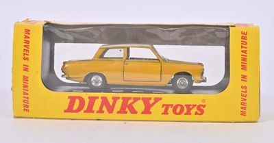 une petite voiture jaune dans une boîte jaune posée sur une surface blanche