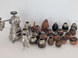 de nombreux types de vases différents posés sur une table