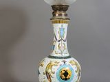 une lampe posée sur une table avec une lumière dessus