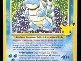 gros plan d'une carte pokemon sur fond noir