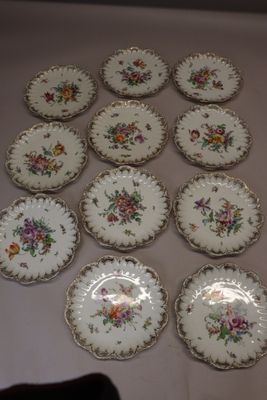 un grand nombre d'assiettes posées sur une table