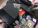 un tas d'appareils électroniques et d'autres objets dans une poubelle