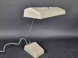 une image représentant une lampe de bureau munie d'un cordon d'alimentation