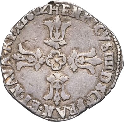 une vieille pièce d'argent ornée d'une croix