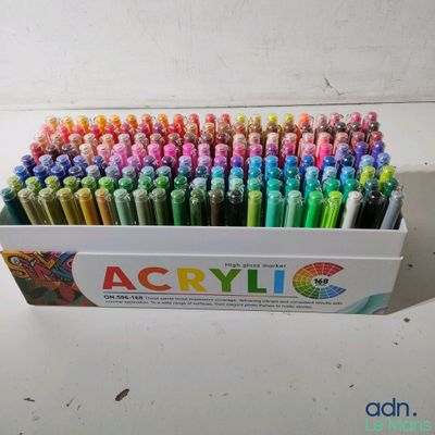 une boîte de stylos de différentes couleurs posée sur une table