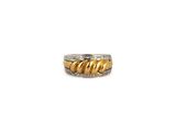 gros plan d'une bague en or et diamants sur fond blanc