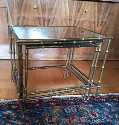 deux tables posées sur un tapis, à même le sol