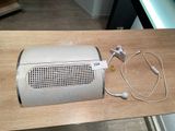 une photo d'un climatiseur portable posé sur une table en bois