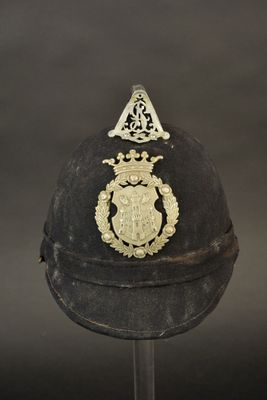 un vieux casque orné d'une crête à l'avant et d'un bouclier à l'arrière