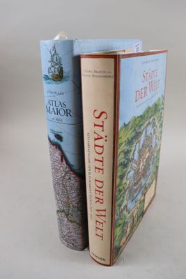 deux livres posés côte à côte sur une table