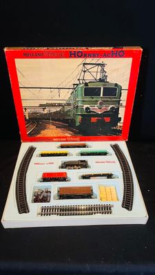 une boîte sur laquelle est représenté un circuit de train, posée sur une table
