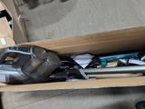 une boîte contenant un aspirateur et d'autres objets