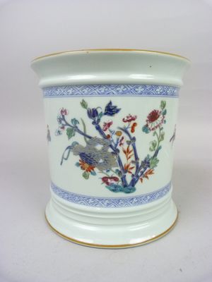 un vase blanc orné d'un oiseau et de fleurs