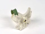 figurine en porcelaine représentant une fleur blanche avec une feuille verte
