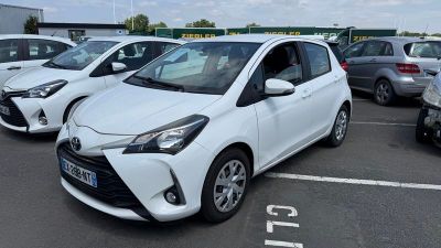 plusieurs voitures garées les unes à côté des autres dans un parking