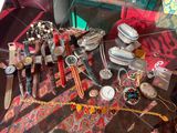 plusieurs types de bijoux différents exposés sur une table