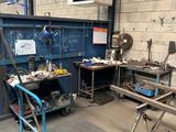 une photo d'un atelier avec des outils posés sur un chariot