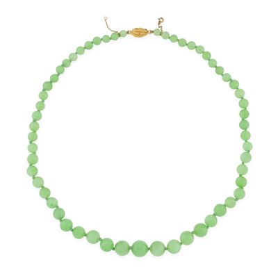 un collier de perles de jade vert muni d'un fermoir en or