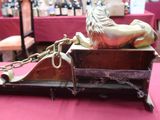 une statue représentant un cheval enchaîné à une chaîne