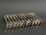 figurine en métal argenté représentant un groupe de personnes armées de lances