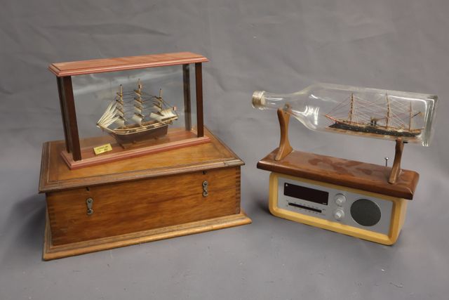 Maquette de bateau en bouteille sur radio et maquette de bateau c...
