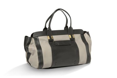 le sac noir et blanc est posé sur une surface blanche
