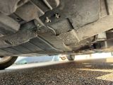 un gros plan du pot d'échappement d'une voiture posé par terre