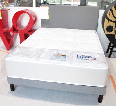 un matelas exposé dans un magasin