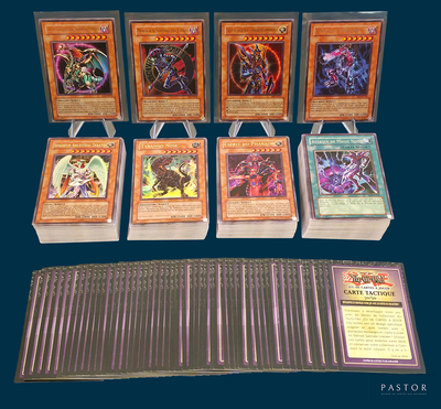 un lot de cartes posées sur une table