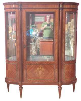 un homme en train de se prendre en photo dans une vitrine