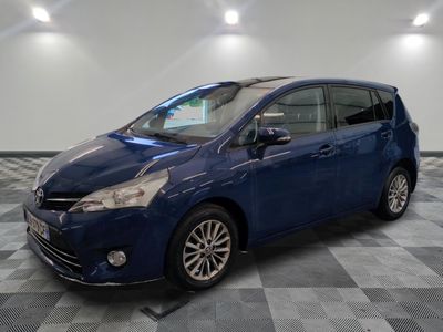 la voiture bleue est garée sur le sol en damier d'un garage