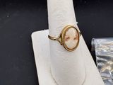 une image représentant une bague en or sur laquelle figure un visage