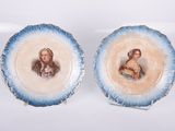deux assiettes sur lesquelles sont représentés une femme et un homme
