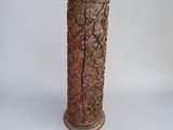 une image représentant un grand vase en bois orné de sculptures
