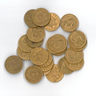une pile de pièces d'or posée sur une surface blanche