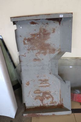 des toilettes au milieu d'une pièce en cours de rénovation
