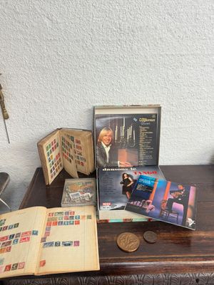 une table sur laquelle se trouvent un livre, une pièce de monnaie et un autre livre