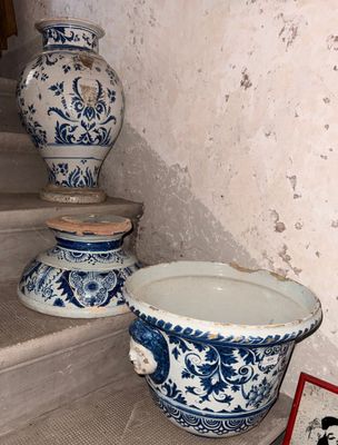 deux vases bleus et blancs posés sur un escalier