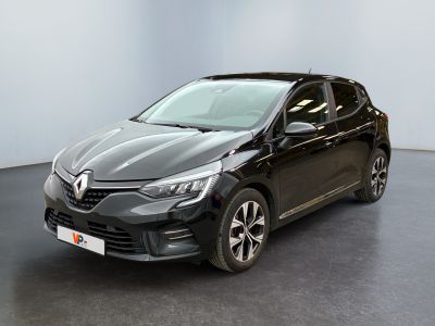 La voiture noire est garée dans une pièce aux murs blancs.