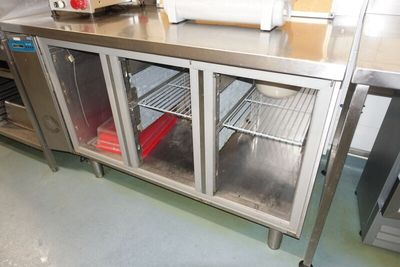 SUR DESIGNATION : Un tour réfrigéré à trois portes hors serv…