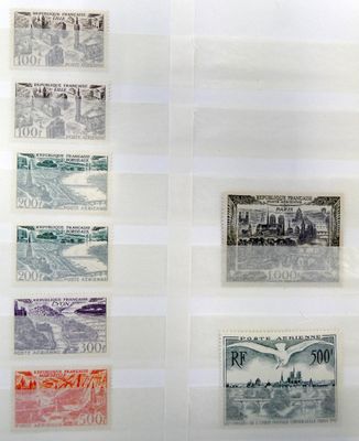cinq types différents de timbres exposés dans une vitrine