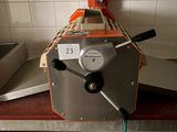 une machine posée sur une table dans une cuisine