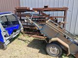 un petit camion auquel est attelée une remorque